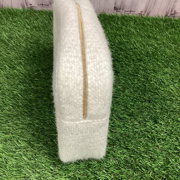 Chanel Holiday Makeup Bag - 2024 Snowflake Zipper - Picture 4 of 16